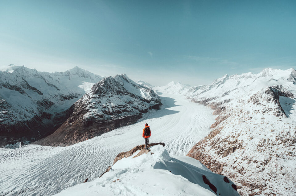 personne se tenant devant le Glacier d'Aletsch